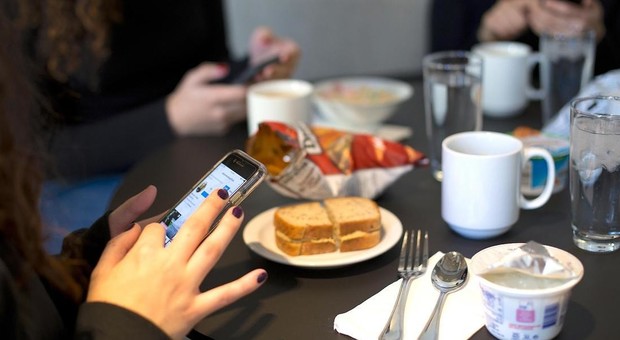 Usare lo smartphone a tavola fa ingrassare